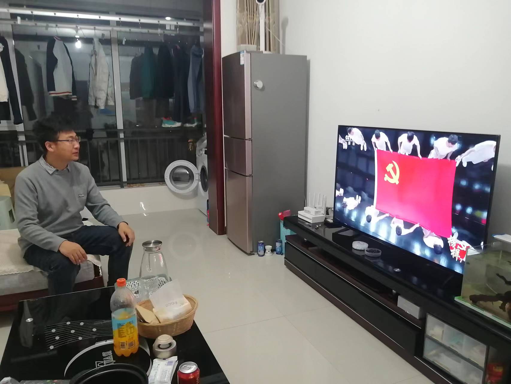 党员教师在家收看《榜样7》